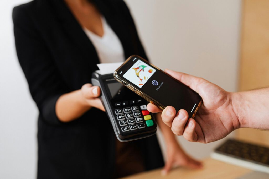 Paiement sans contact avec un smartphone sur un terminal de paiement