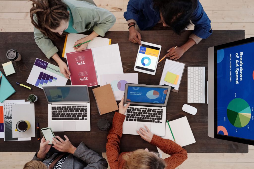Analyse de données marketing sur ordinateur — formation Marketing digital
