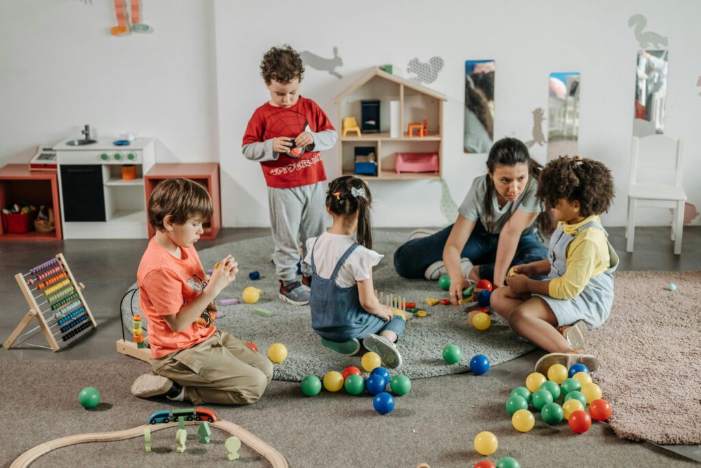 Professionnelle de la petite enfance avec un jeune enfant