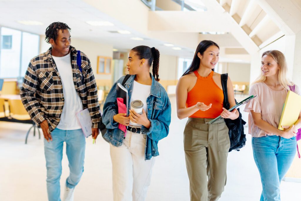 Étudiants marchant ensemble dans les couloirs de leur établissement