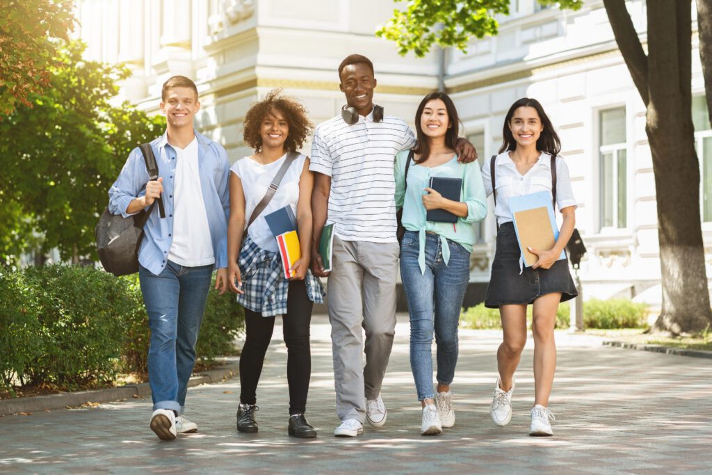Groupe d’étudiants internationaux souriants après les cours